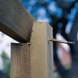 Diy hønsehus: Stolperne sættes i hullerne Diy hønsehus: Stolperne sættes i hullerne